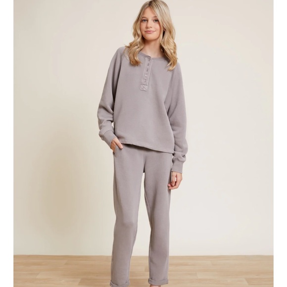 Barefoot Dreams Malibu Collection® Youth Brushed Terry Henley Pullover. - Picture 3 of 13